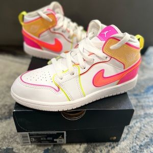 Jordan 1 MID EDGE GLOW